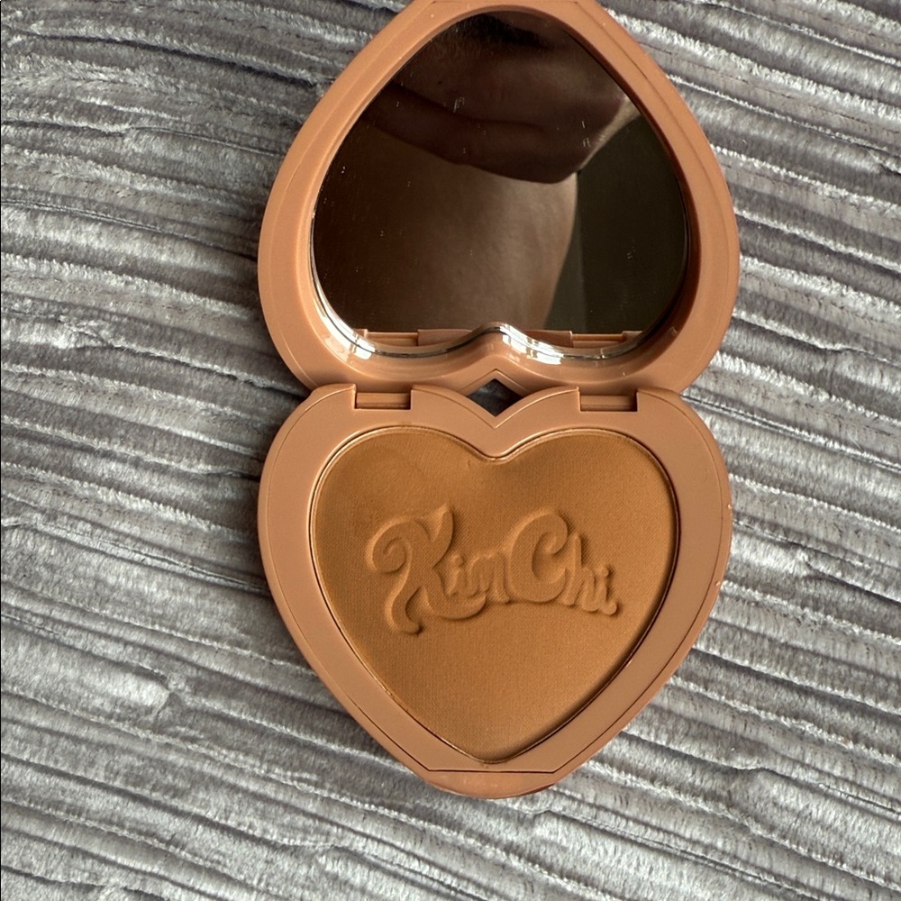 Chic Heart-Shaped Tan Compact